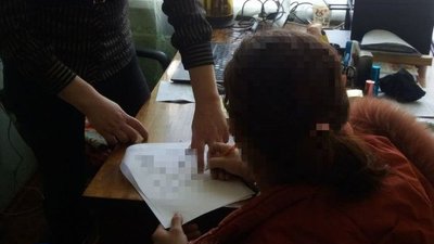 Залишила немовля у вбиральні на Харківщині: справу передали до суду