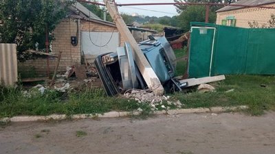 Без електропостачання лишилось близько 100 будинків: у Сватовому автівка влетіла у приватне подвір'я