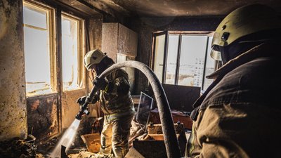 Рятувальники гасять пожежу у квартирі на Салтівці, звідки вистрибнула жінка
