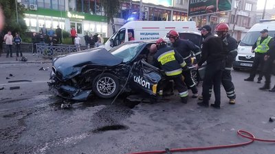 У Рівному зіткнулись два легковики. Четверо травмованих, серед них пішохід У Рівному зіткнулись два легковики. Четверо травмованих, серед них пішохід