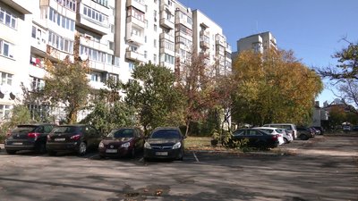 Мешканці багатоповерхівки у Рівному хочуть повернути прибудинкову територію. У чому складність Мешканці багатоповерхівки у Рівному хочуть повернути прибудинкову територію. У чому складність
