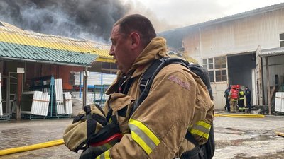На Івано-Франківщині горів склад одного з місцевих підприємств На Івано-Франківщині горів склад одного з місцевих підприємств
