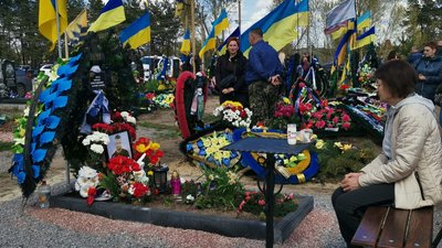 "Віддали своє життя за Україну": поблизу Полтави влаштували поминальну панахиду за загиблими воїнами "Віддали своє життя за Україну": поблизу Полтави влаштували поминальну панахиду за загиблими воїнами