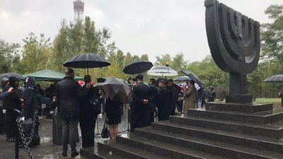 У Києві вшанували пам'ять жертв Бабиного Яру У Києві вшанували пам'ять жертв Бабиного Яру
