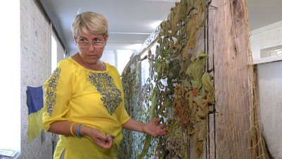 "Я побачила, як татові складно": на Рівненщині діти, у яких воюють батьки, плетуть кікімори та сітки для ЗСУ "Я побачила, як татові складно": на Рівненщині діти, у яких воюють батьки, плетуть кікімори та сітки для ЗСУ