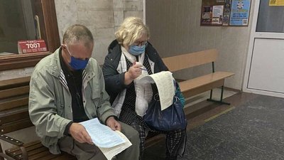 Виборці заповнювали бюлетені, сидячи на лавочці в приміщенні самої дільниці Виборці заповнювали бюлетені, сидячи на лавочці в приміщенні самої дільниці