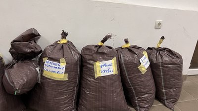 У Тернополі збирають пластикові кришечки, щоб придбати реанімобіль для ЗСУ У Тернополі збирають пластикові кришечки, щоб придбати реанімобіль для ЗСУ
