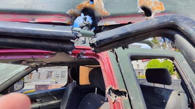 У центрі Луцька волонтери поставили обстріляне під Бахмутом авто У центрі Луцька волонтери поставили обстріляне під Бахмутом авто
