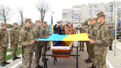 У Житомирі попрощалися з загиблим захисником Андрієм Бутриком У Житомирі попрощалися з загиблим захисником Андрієм Бутриком