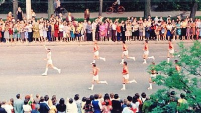 В естафеті було залучено понад три сотні бігунів з Хмельницького. Фото 1980 року, джерело: Управління культури Хмельницької міської ради В естафеті було залучено понад три сотні бігунів з Хмельницького. Фото 1980 року, джерело: Управління культури Хмельницької міської ради