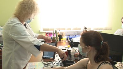 За допомогою дерматоскопу Вікторія Левченко зображення родимки виводить на екран та фотографує За допомогою дерматоскопу Вікторія Левченко зображення родимки виводить на екран та фотографує