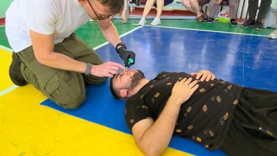 Волонтер з Америки провів тренінг з домедичної допомоги для миколаївців Волонтер з Америки провів тренінг з домедичної допомоги для миколаївців