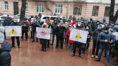 "Задихнись, але заплати": у Чернівцях триває акція протесту проти тарифів за комунальні послуги "Задихнись, але заплати": у Чернівцях триває акція протесту проти тарифів за комунальні послуги