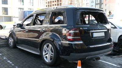У Рівному підпали авто. Момент потрапив на відео У Рівному підпали авто. Момент потрапив на відео