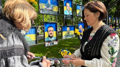 Місцеві жительки прикрашають стрічками Алею памʼяті полеглих Героїв у Дрогобичі