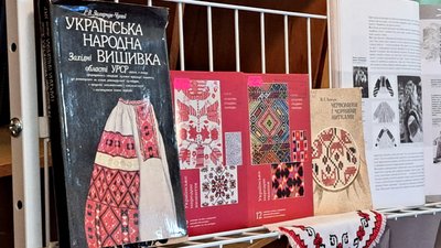 «Тримаємо культурний фронт». У Дніпрі відбулася зустріч з прикарпатською вишивальницею й колекціонеркою вишивки