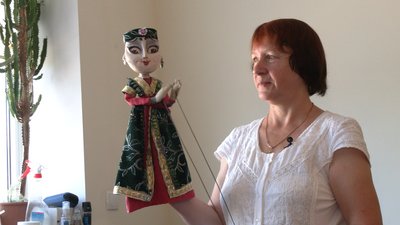 Ляльки, якими не граються: рівнянка розповіла про виготовлення реквізиту для вистав