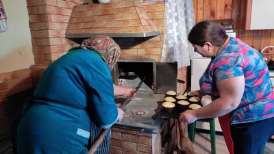 Шість господинь на одній кухні: в селі на Волині жінки об'єдналися, щоб напекти пасок військовим Шість господинь на одній кухні: в селі на Волині жінки об'єдналися, щоб напекти пасок військовим