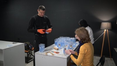 Мукачівські волонтери виготовляють грілки для військових на передову Мукачівські волонтери виготовляють грілки для військових на передову