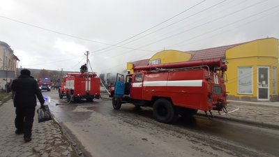 На Тернопільщині у центрі міста горіли магазини