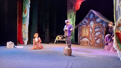 У Сумах відкрили театральний сезон виставою "Лисиця, що впала з неба" У Сумах відкрили театральний сезон виставою "Лисиця, що впала з неба"