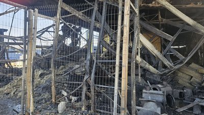 Армія РФ вдарила з артилерії по торговельному центру Нікополя. Що відбувається на місці — фоторепортаж Армія РФ вдарила з артилерії по торговельному центру Нікополя. Що відбувається на місці — фоторепортаж