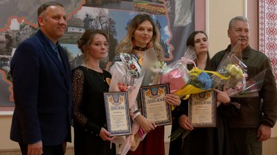 Переможці обласного етапу "Вчитель року - 2024" з дипломами