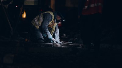 Робітник перекладає бруківку Робітник перекладає бруківку