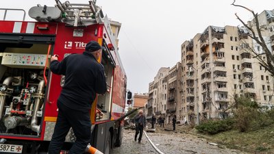 Рятувальна техніка на місці ракетного удару, Харків