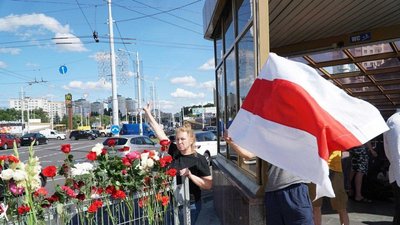 Жителі Мінська принесли квіти до місця, де загинув протестувальник. Їх розігнав ОМОН