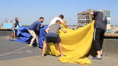 У Дніпрі на фасаді багатоповерхівки розгорнули прапор України У Дніпрі на фасаді багатоповерхівки розгорнули прапор України