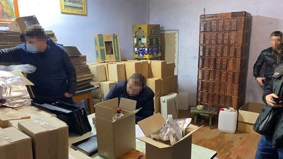 На Львівщині викрили цех із виробництва підробного алкоголю На Львівщині викрили цех із виробництва підробного алкоголю