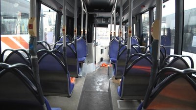 Цей транспортний засіб може за одну поїздку перевозити 51 учня Цей транспортний засіб може за одну поїздку перевозити 51 учня