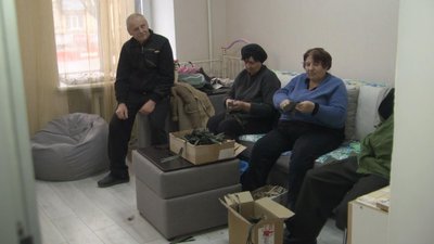 Волонтери продовжують працювати для підтримки військових - збирати продукти, речі та плести маскувальні сітки. Волонтери продовжують працювати для підтримки військових - збирати продукти, речі та плести маскувальні сітки.