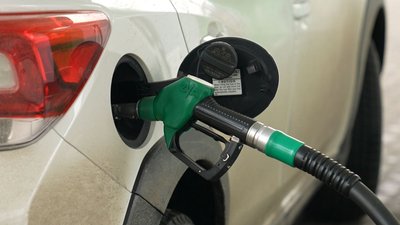 Автомобіль на заправці
