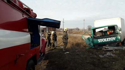 Вантажівка зіштовхнулась з потягом на Сумщині