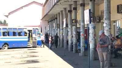 В Івано-Франківську здирають зі стовпів несанкціоновану рекламу В Івано-Франківську здирають зі стовпів несанкціоновану рекламу