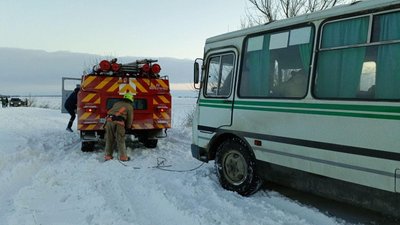 Рятувальники витягають рейсовий автобус