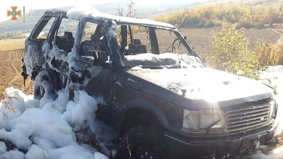 Застряг колесом у рівчаку і загорівся: на Закарпатті гасили автомобіль Застряг колесом у рівчаку і загорівся: на Закарпатті гасили автомобіль