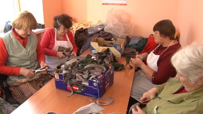 Теплі речі українським бійцям передали волонтери