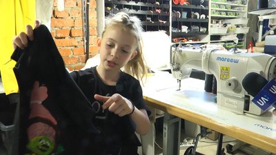 У Житомирі 8-річна школярка на карантині почала створювати футболки з текстурними малюнками У Житомирі 8-річна школярка на карантині почала створювати футболки з текстурними малюнками