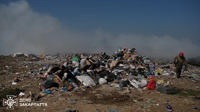 У селі Барвінок біля Ужгорода знову горіло сміттєзвалище: що відомо У селі Барвінок біля Ужгорода знову горіло сміттєзвалище: що відомо