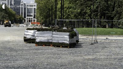 У сквері на майдані Свободи прибрали половину паркану У сквері на майдані Свободи прибрали половину паркану