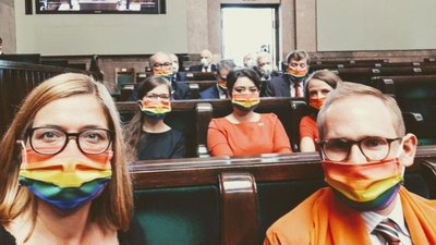 Дуда склав присягу президента Польщі. Частина депутатів вдягла маски з ЛГБТ символікою