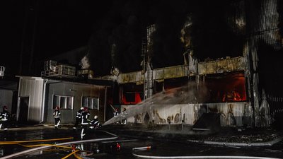 На Тернопільщині горить виробнича будівля