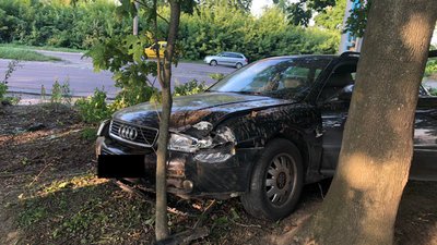 Влетів у стелу: в ДТП на Рівненщині тяжко травмувався водій легковика