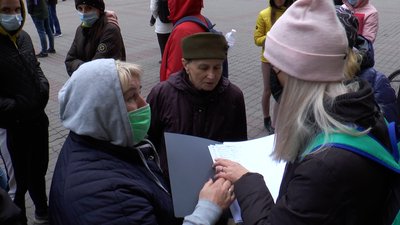 У Франківську батьки дошкільнят добу стояли у черзі до ЦНАПу, щоб записати дітей у садок У Франківську батьки дошкільнят добу стояли у черзі до ЦНАПу, щоб записати дітей у садок