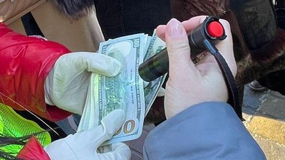 За 11 тисяч 500 доларів США жінка мала допомогти у безперешкодному вступі до аспірантури вищого навчального закладу За 11 тисяч 500 доларів США жінка мала допомогти у безперешкодному вступі до аспірантури вищого навчального закладу
