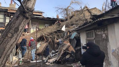 В Одесі жінку-інваліда рятують з-під завалів будинку