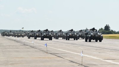 1000 військових та 300 одиниць техніки: біля Чернігова готуються до параду на День незалежності 1000 військових та 300 одиниць техніки: біля Чернігова готуються до параду на День незалежності
